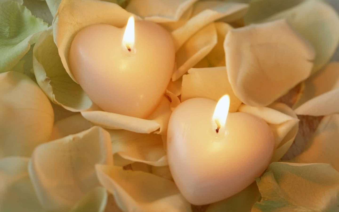 Две свечи в форме сердца на День Святого Валентина 14 февраля