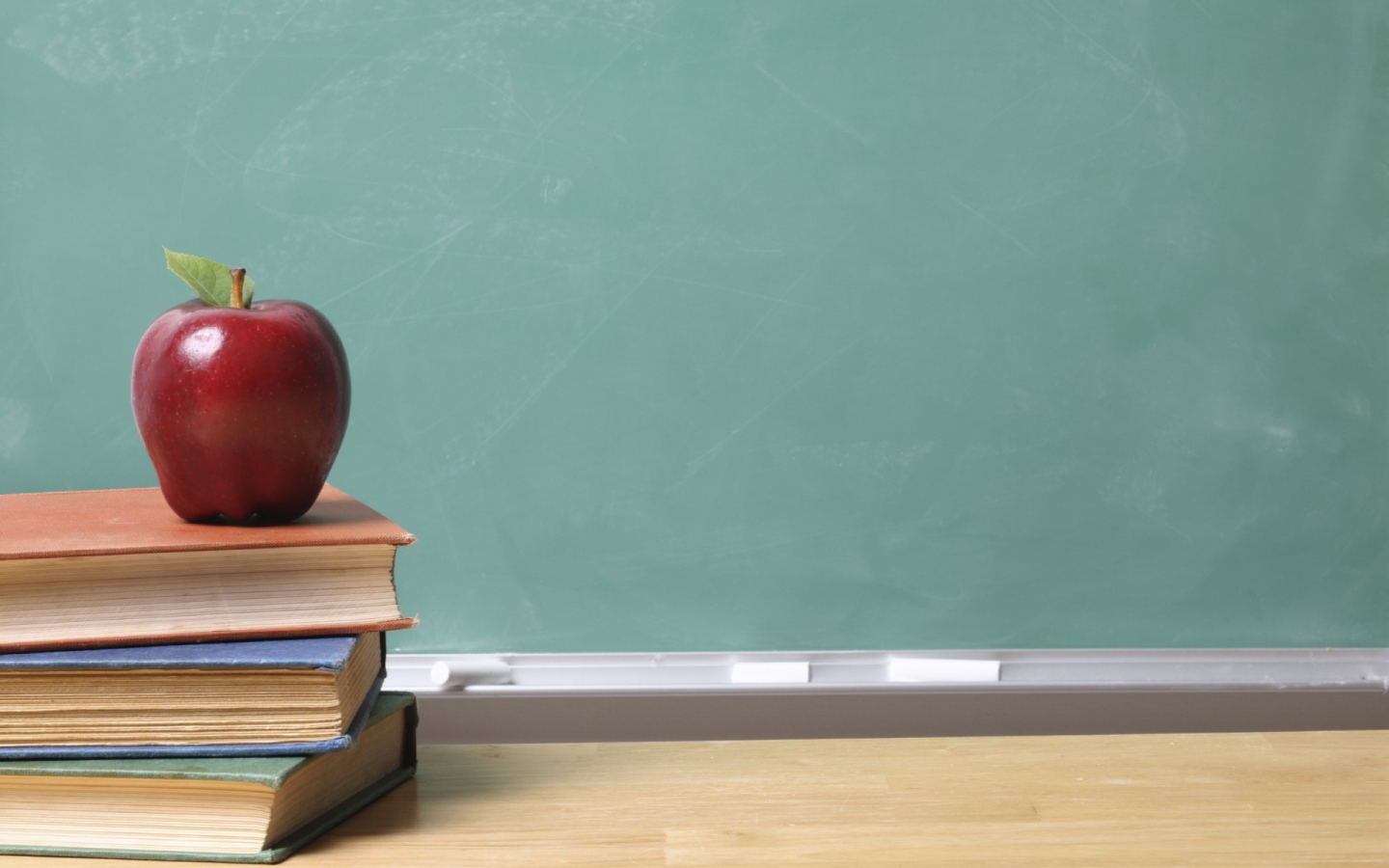 Учебники на столе День знаний 1 сентября