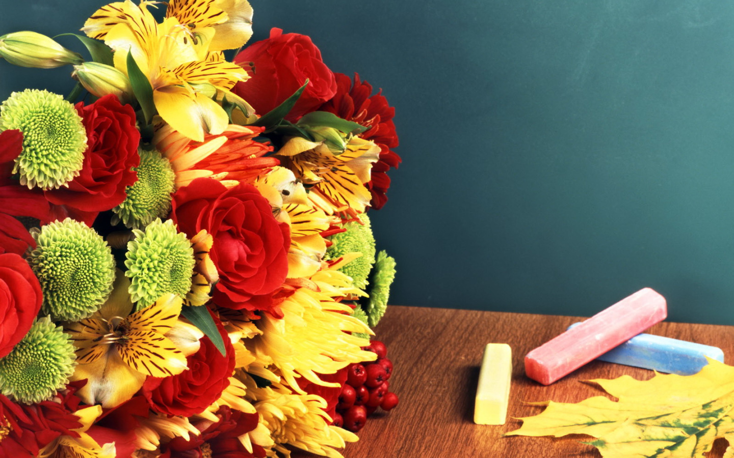 Букет и мелки на столе в День знаний 1 сентября