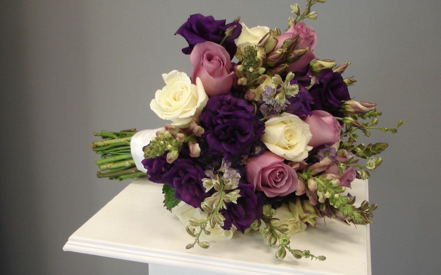 Фиолетовые розы в красивом свадебном букете