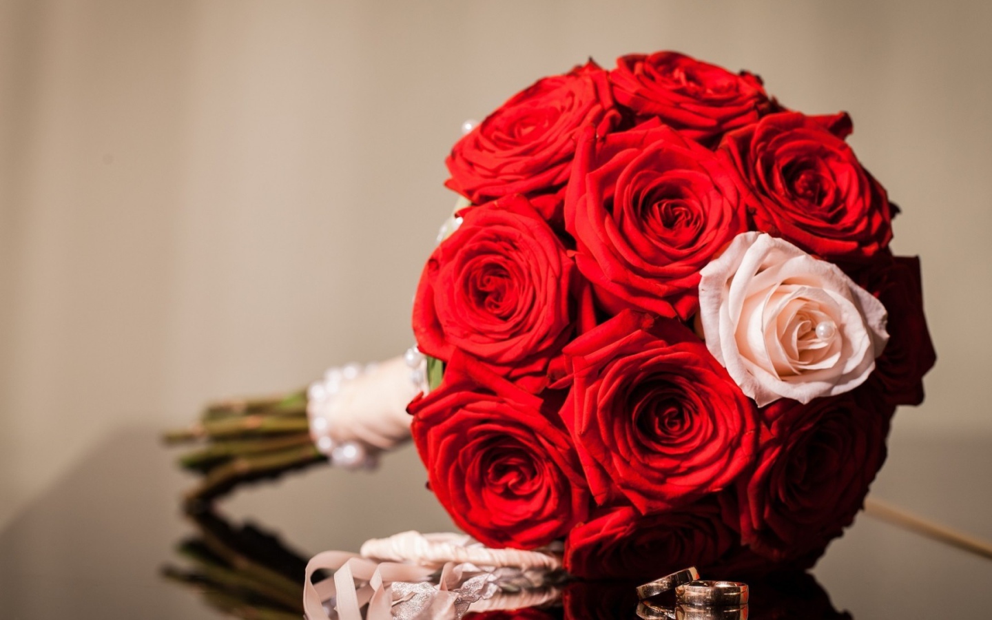 Красные розы в свадебном букете