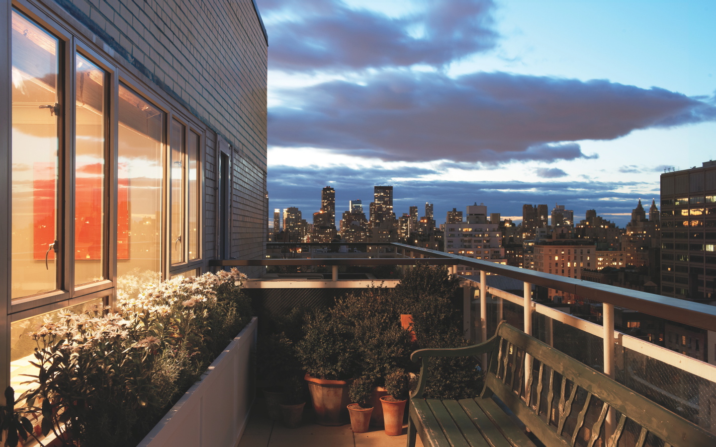 Балкон со скамейкой