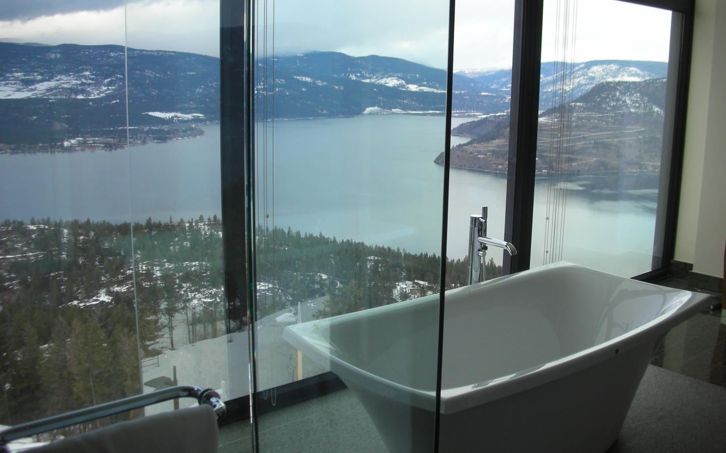 Застеклённая ванна