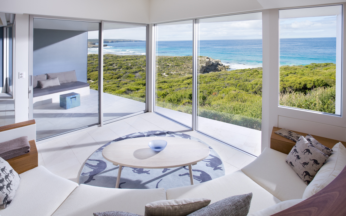 Веранда в доме на берегу моря