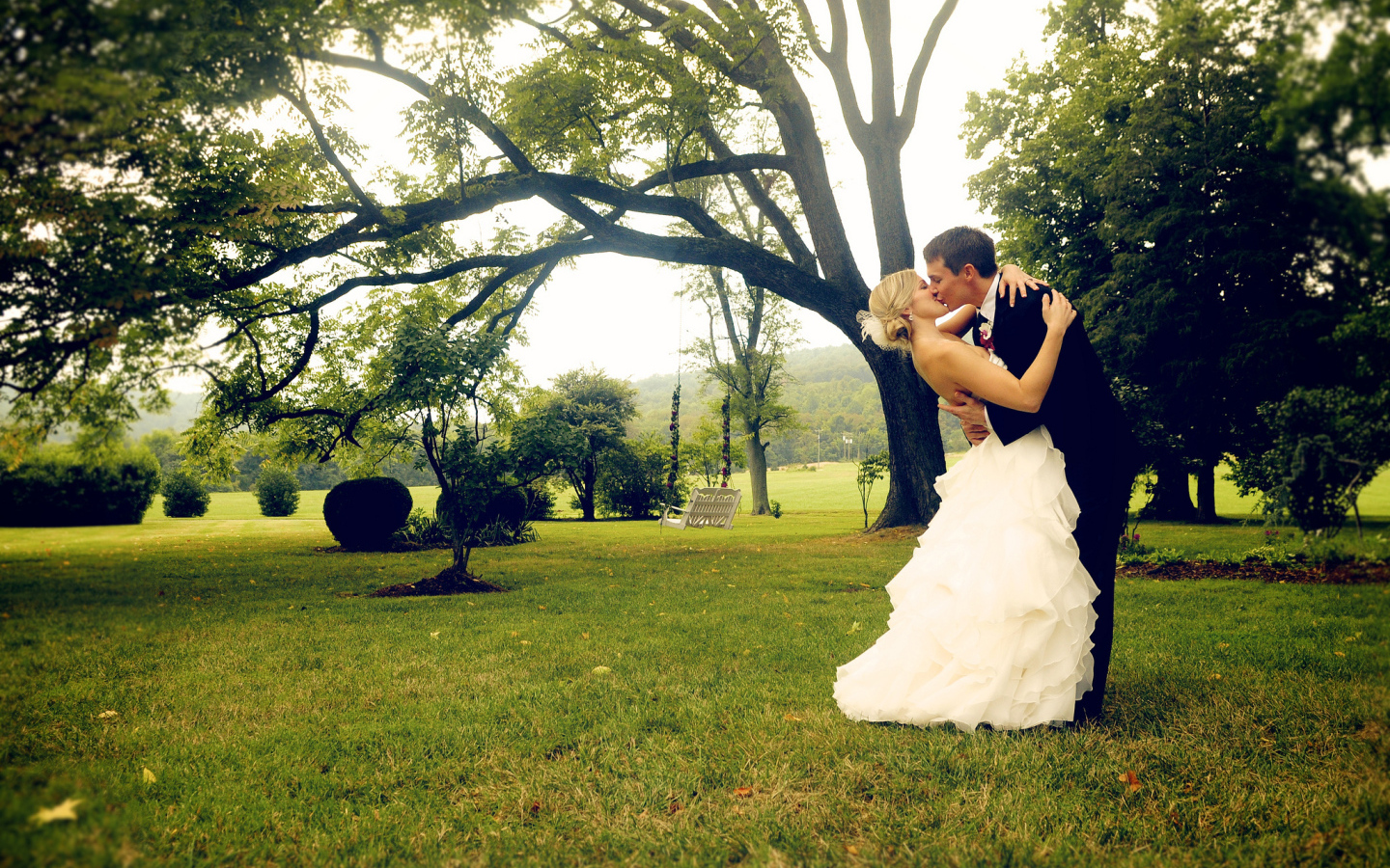 Поцелуй влюбленных в парке