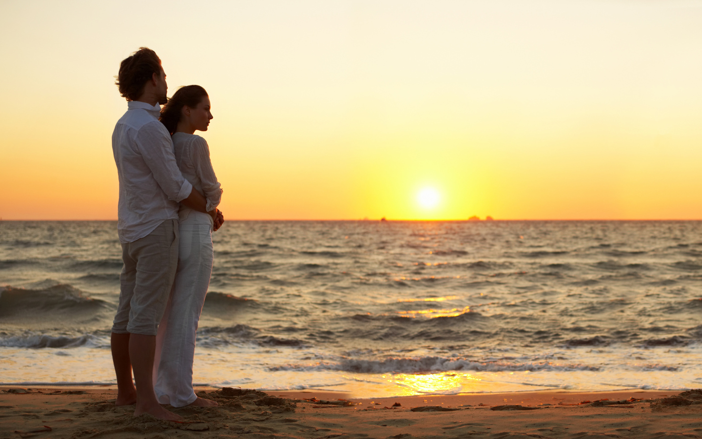 Милая пара на пляже