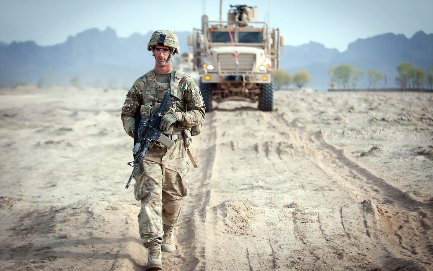 Солдат идет по колее