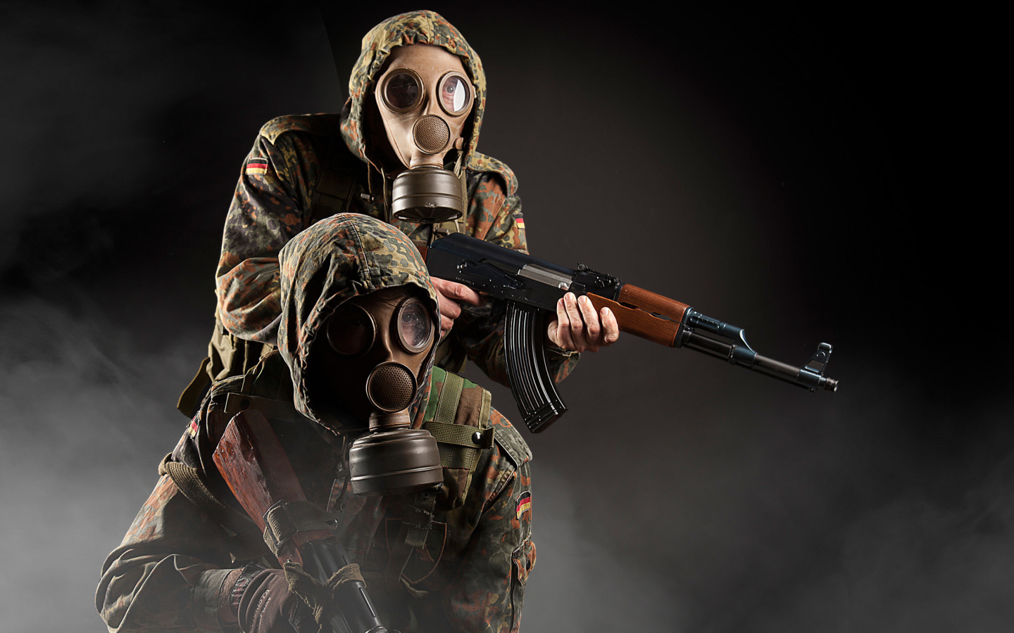 Солдаты в противогазах