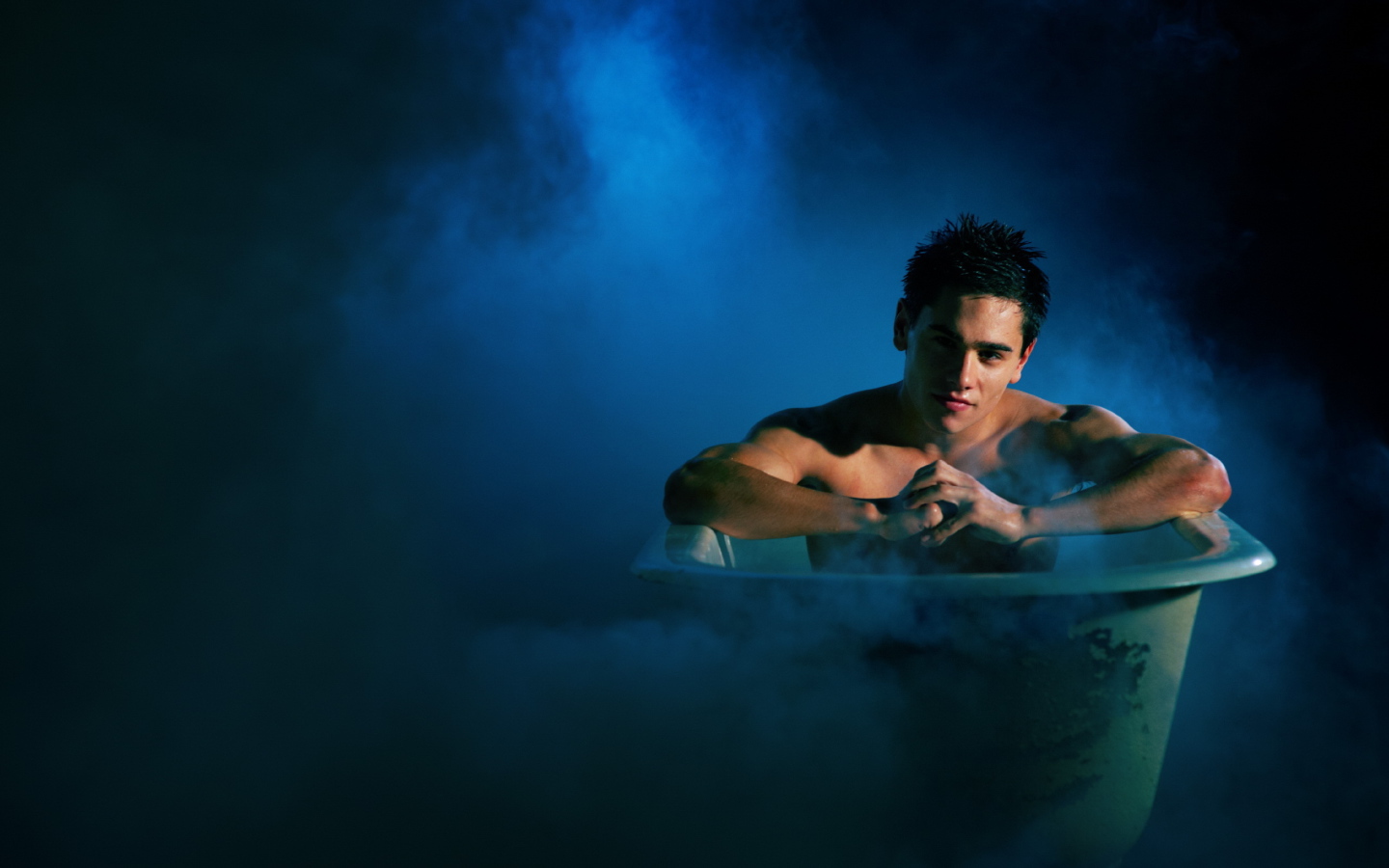 Мужчина в ванне