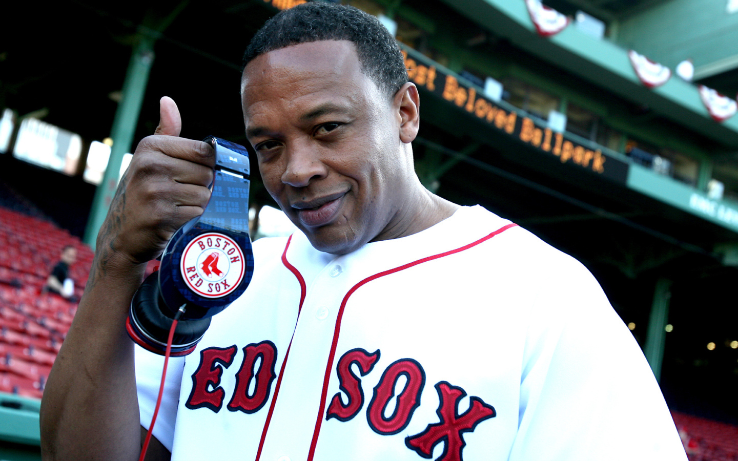 Др. Дре с наушниками