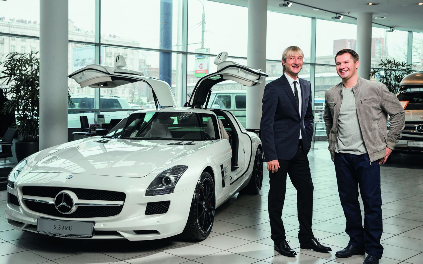 Евгений Плющенко в автосалоне