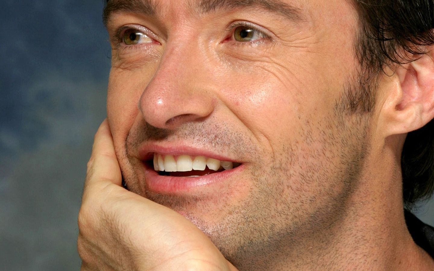 Хью Джекман улыбается