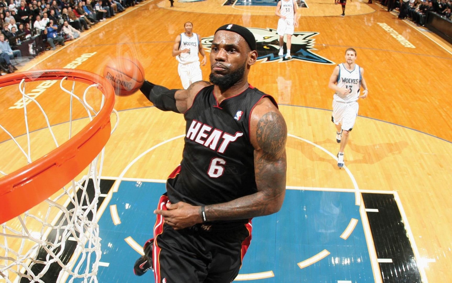 Леброн Джеймс на баскетбольной площадке