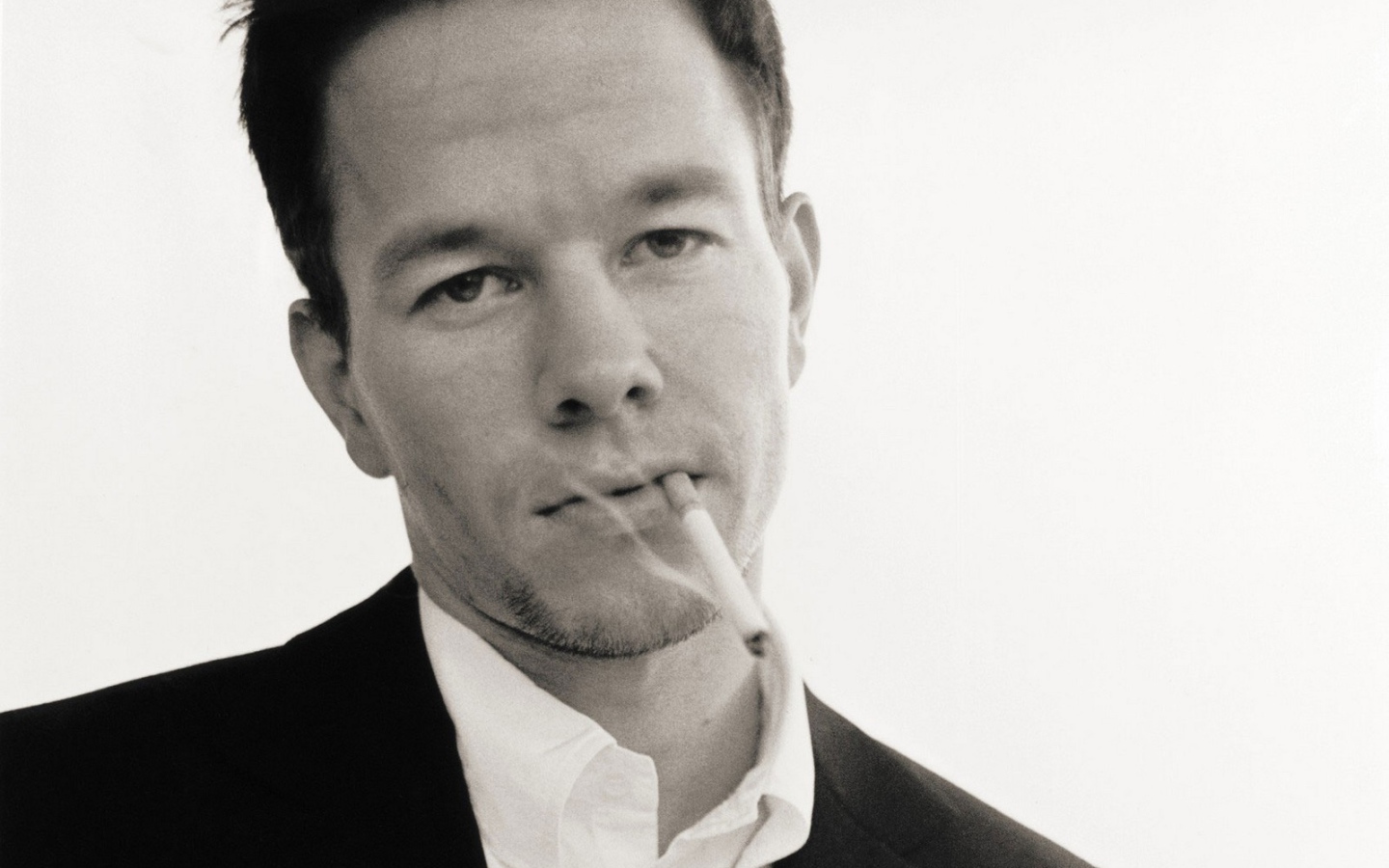 Марк Уолберг курит