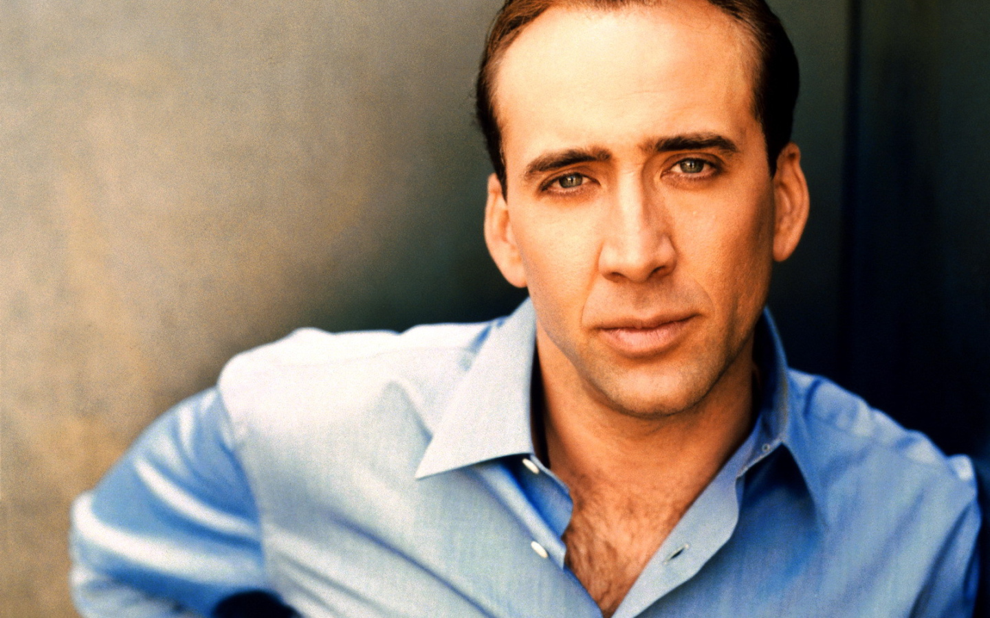 Николас Кейдж в синей рубашке