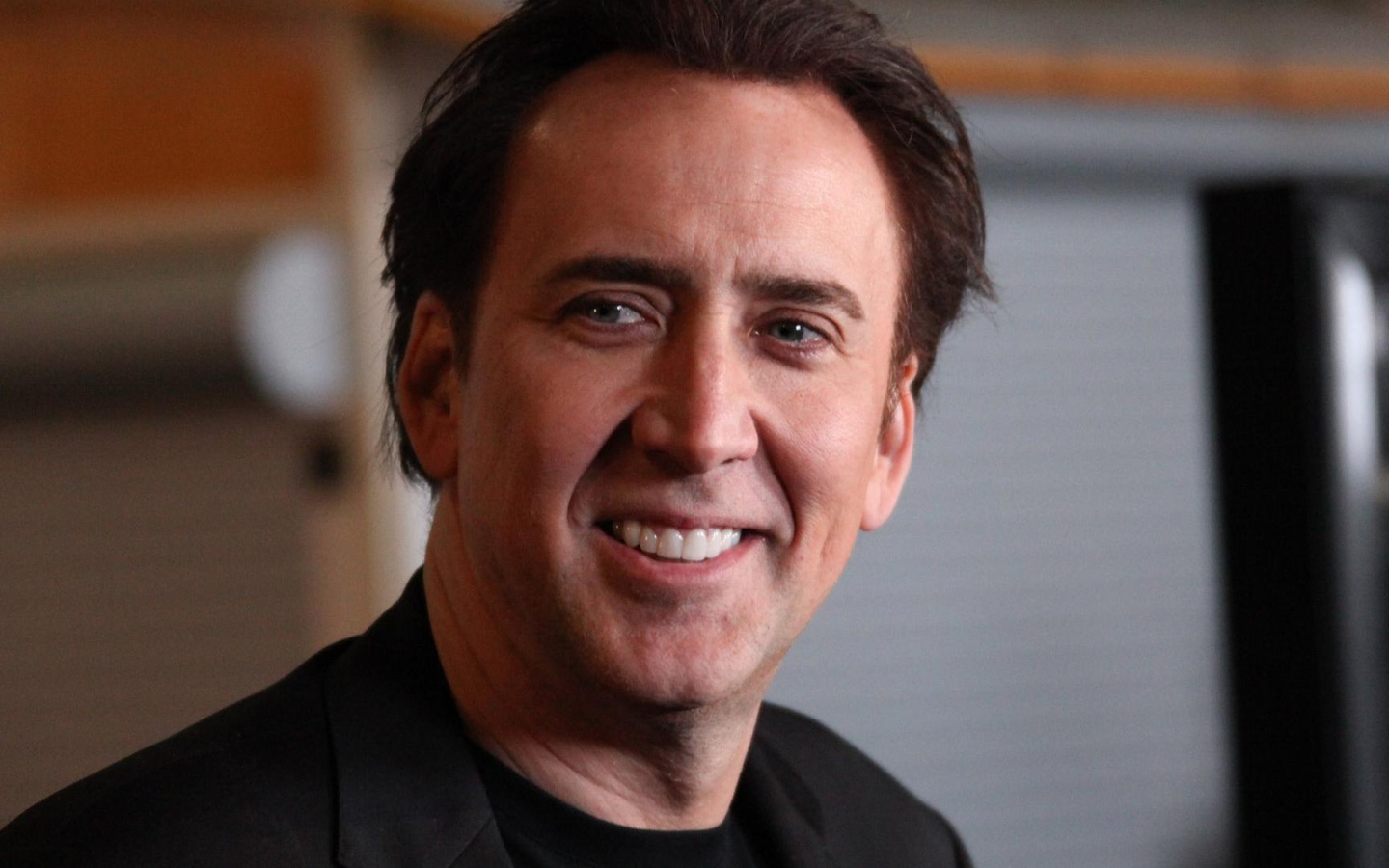 Николас Кейдж улыбается