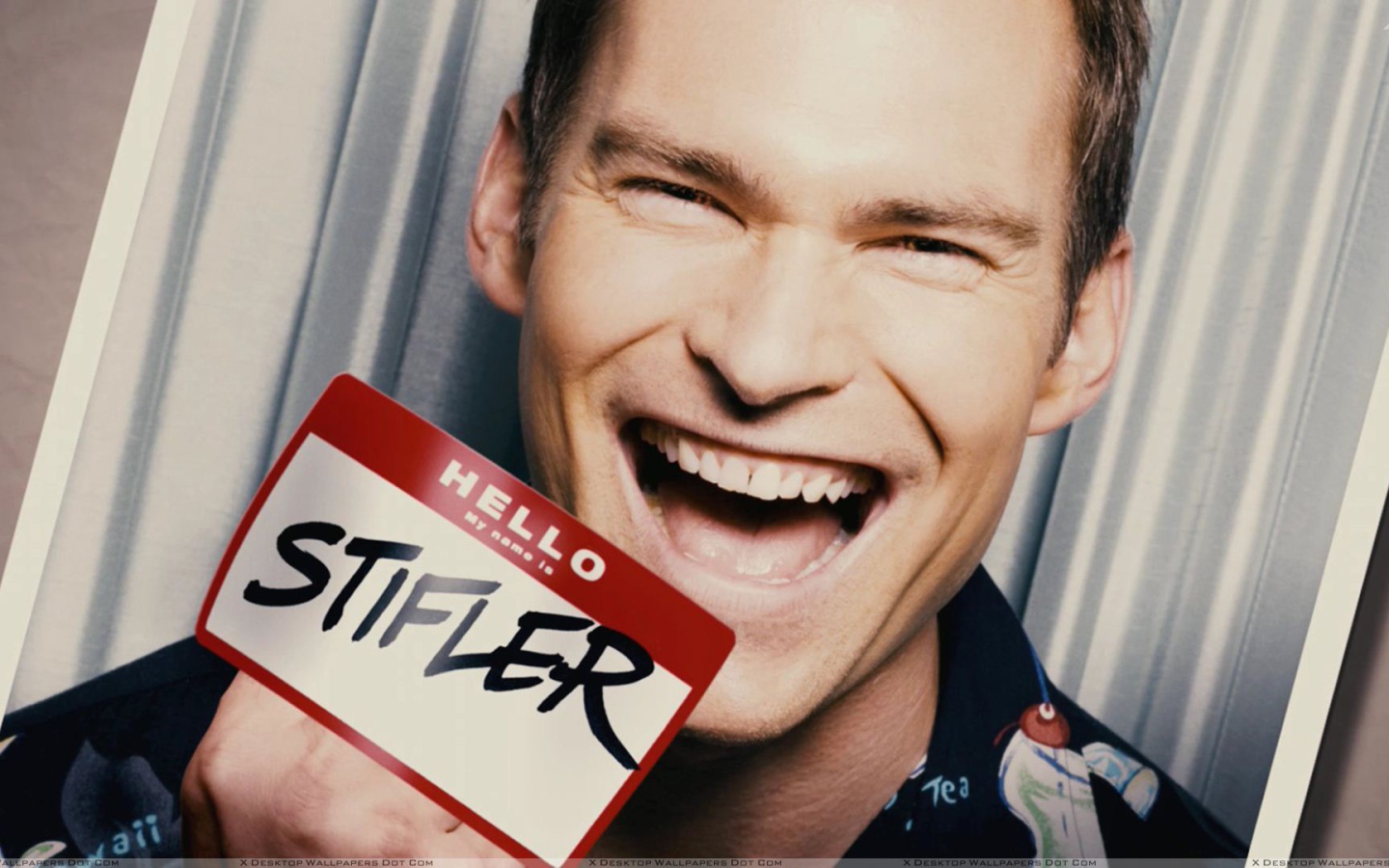 Шонн Уильям Скотт улыбается