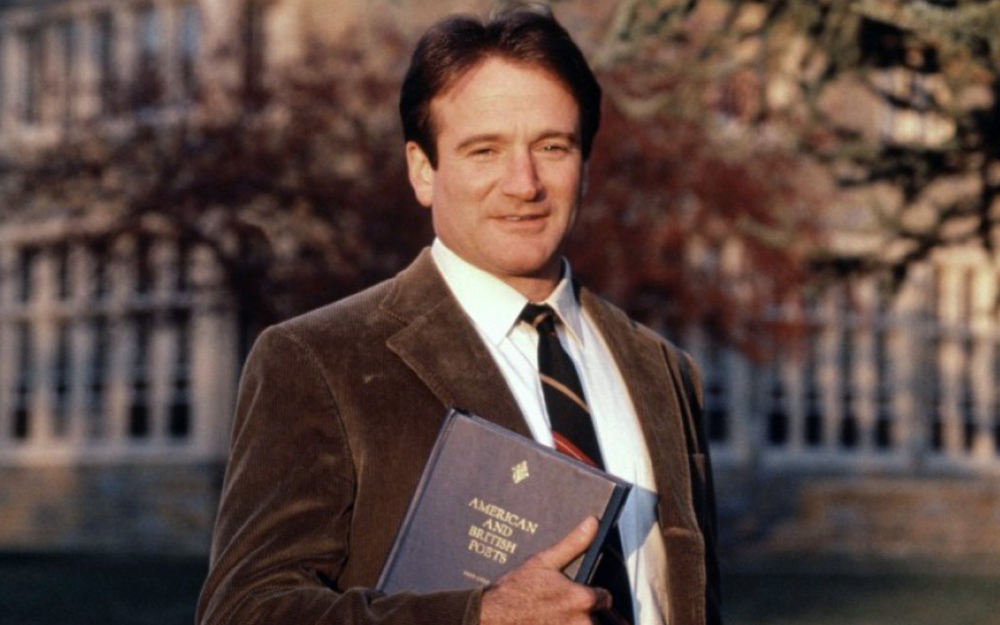 Молодой Робин Уильямс с книгой