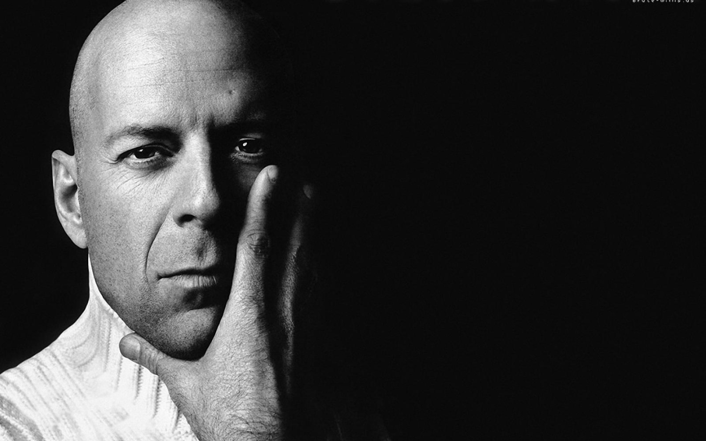 Известный актер Брюс Уиллис на черном фоне