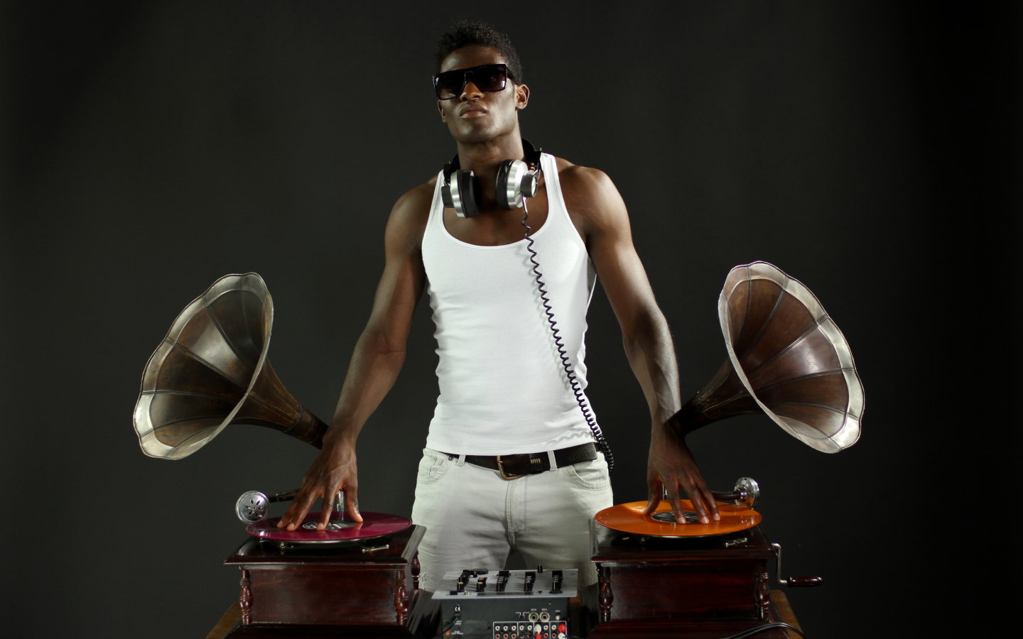 Темнокожий диджей