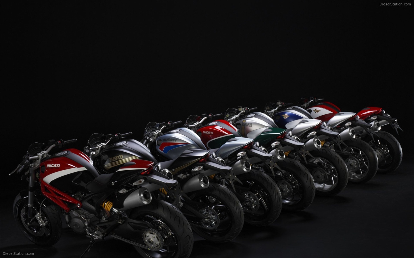 Красивый мотоцикл Ducati Monster Diesel