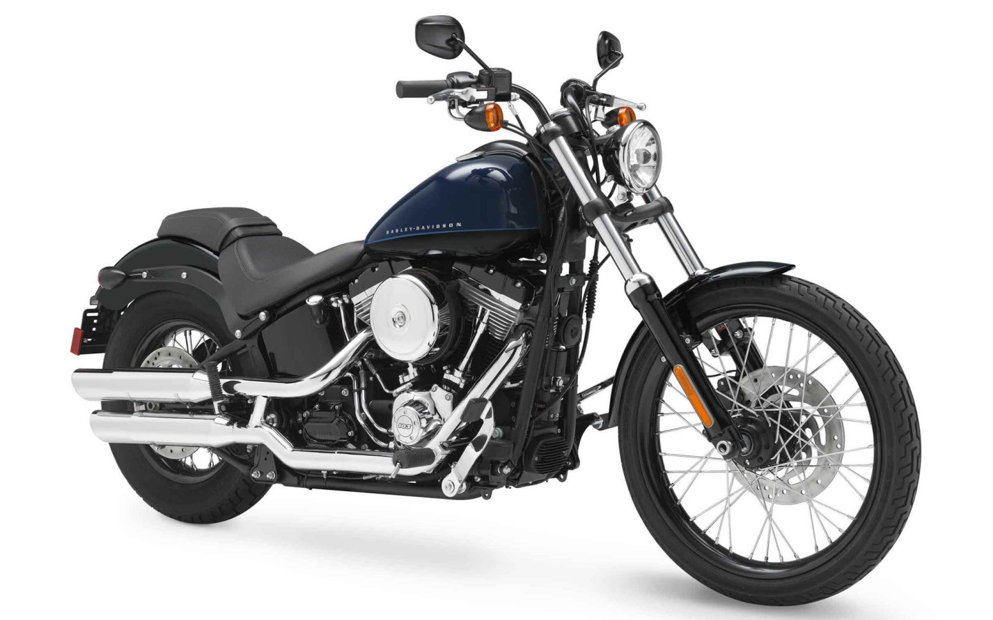 Красивый мотоцикл Harley-Davidson Softail Blackline