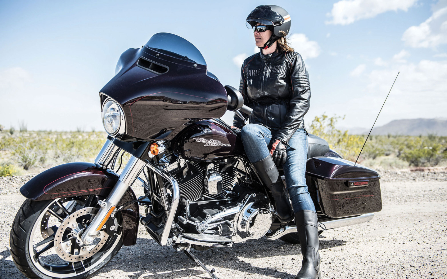 Красивый мотоцикл Harley-Davidson Street Glide