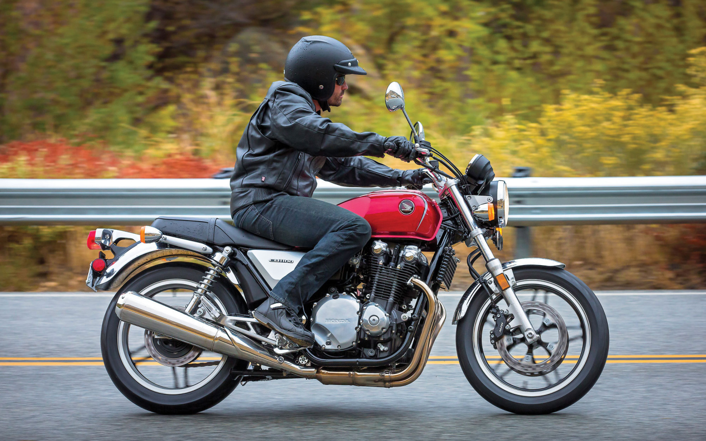 Красивый мотоцикл Honda CB 1100