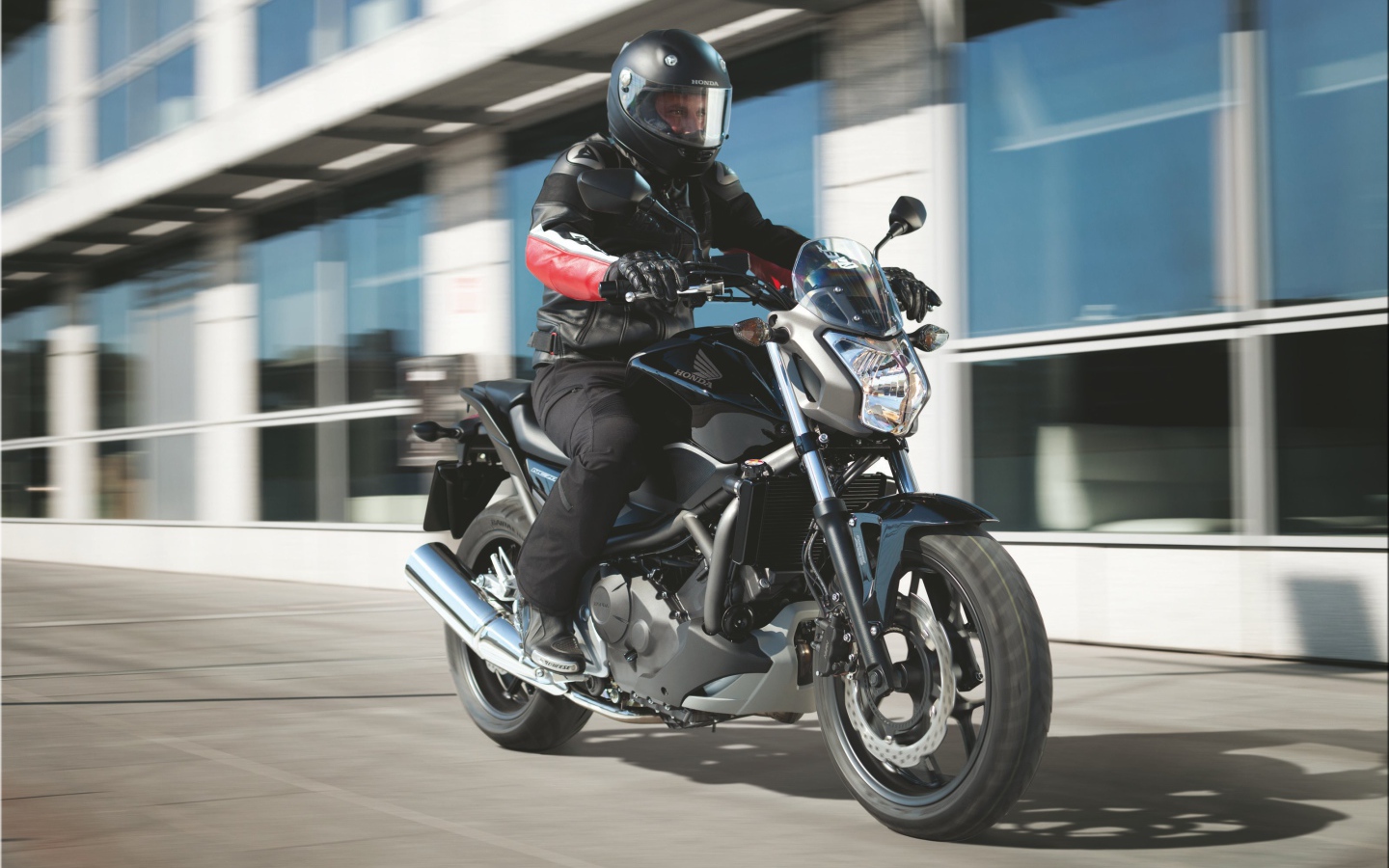 Красивый мотоцикл Honda NC 700 S