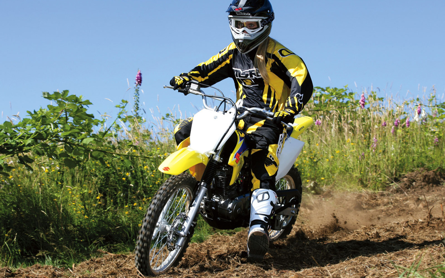 Красивый мотоцикл Suzuki  DR-Z 125