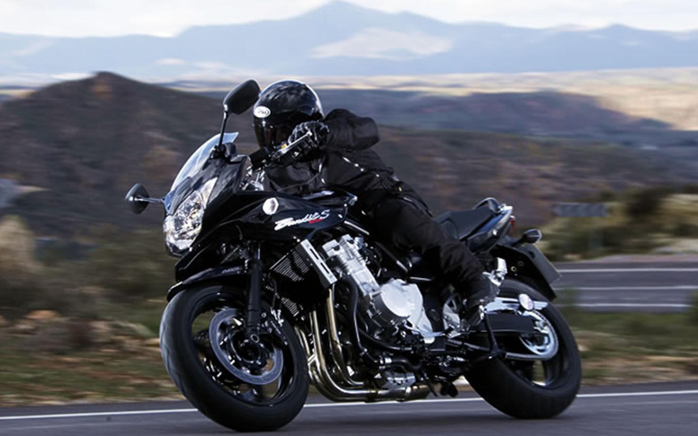 Красивый мотоцикл Suzuki  GSF 1250 S