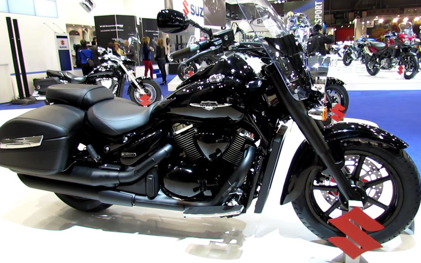 Красивый мотоцикл Suzuki Intruder C1500T