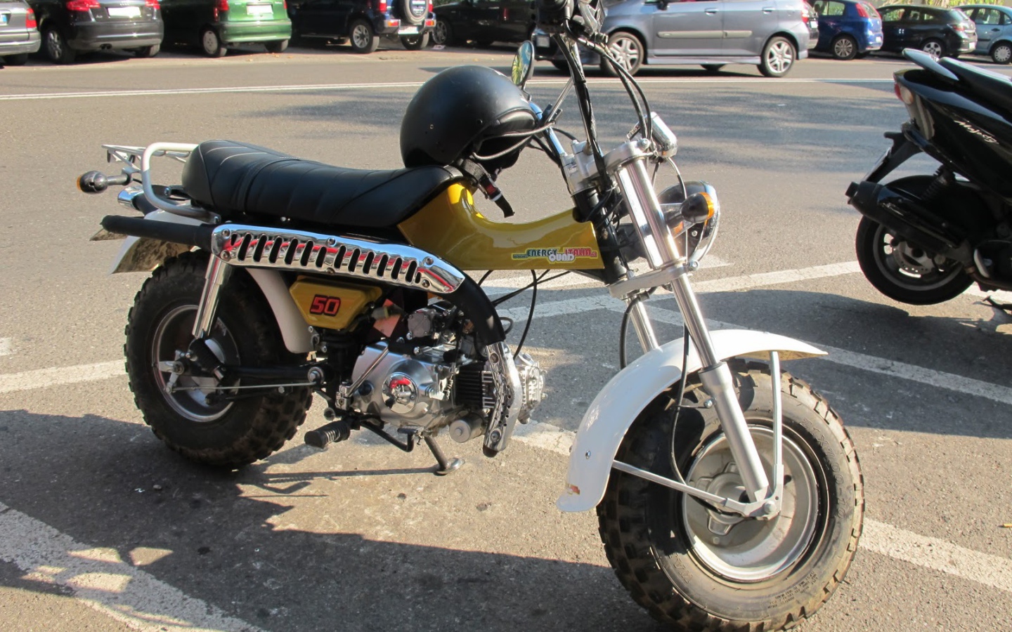 Красивый мотоцикл Suzuki RV 125