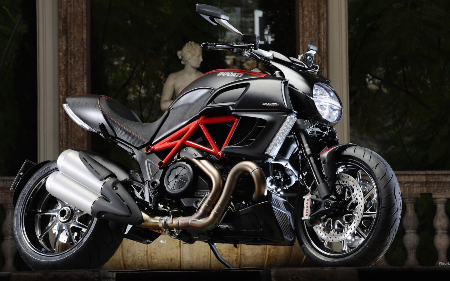 Красивый мотоцикл в москве Ducati Diavel