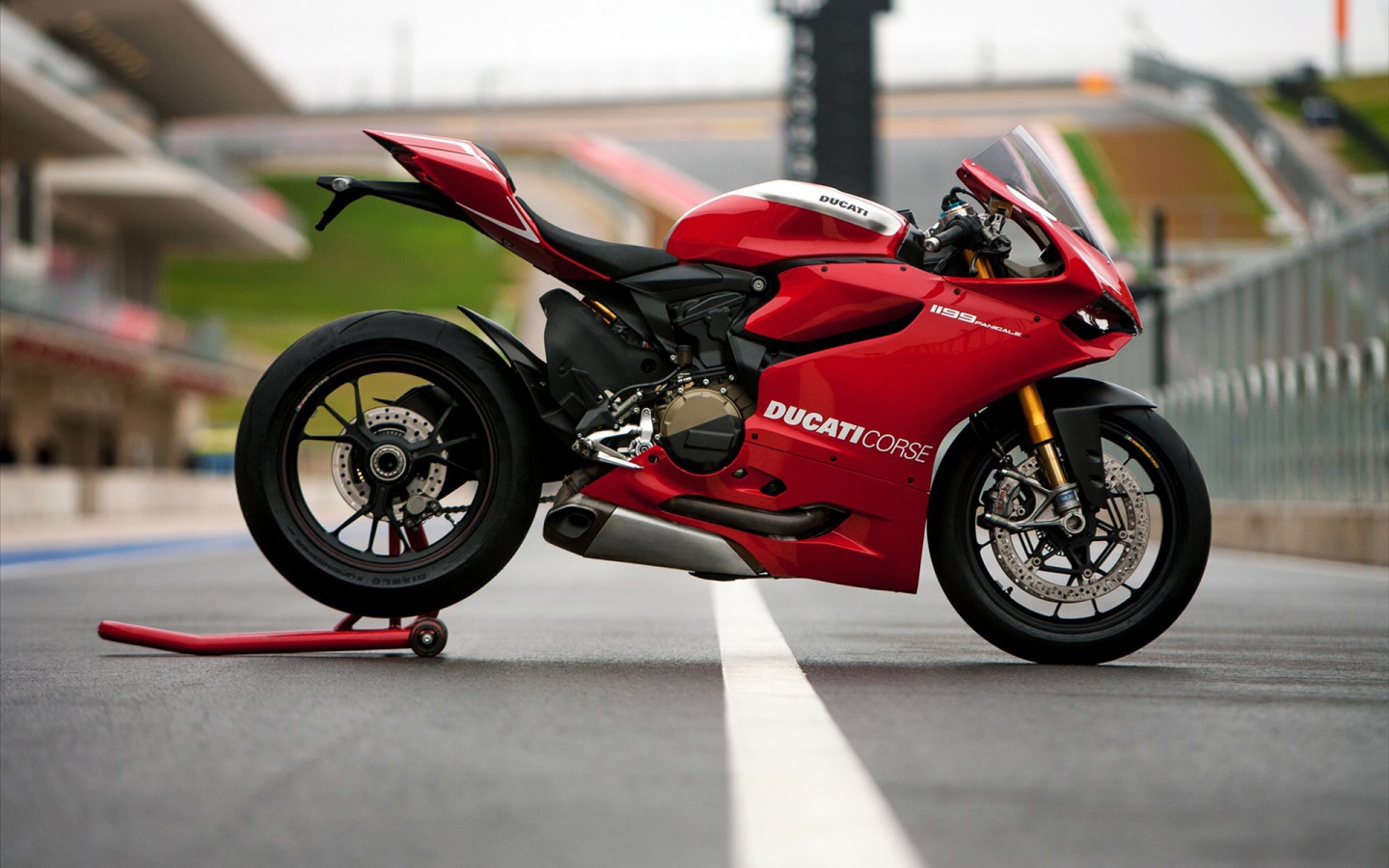 Красивый мотоцикл в москве Ducati Superbike 1199 Panigale