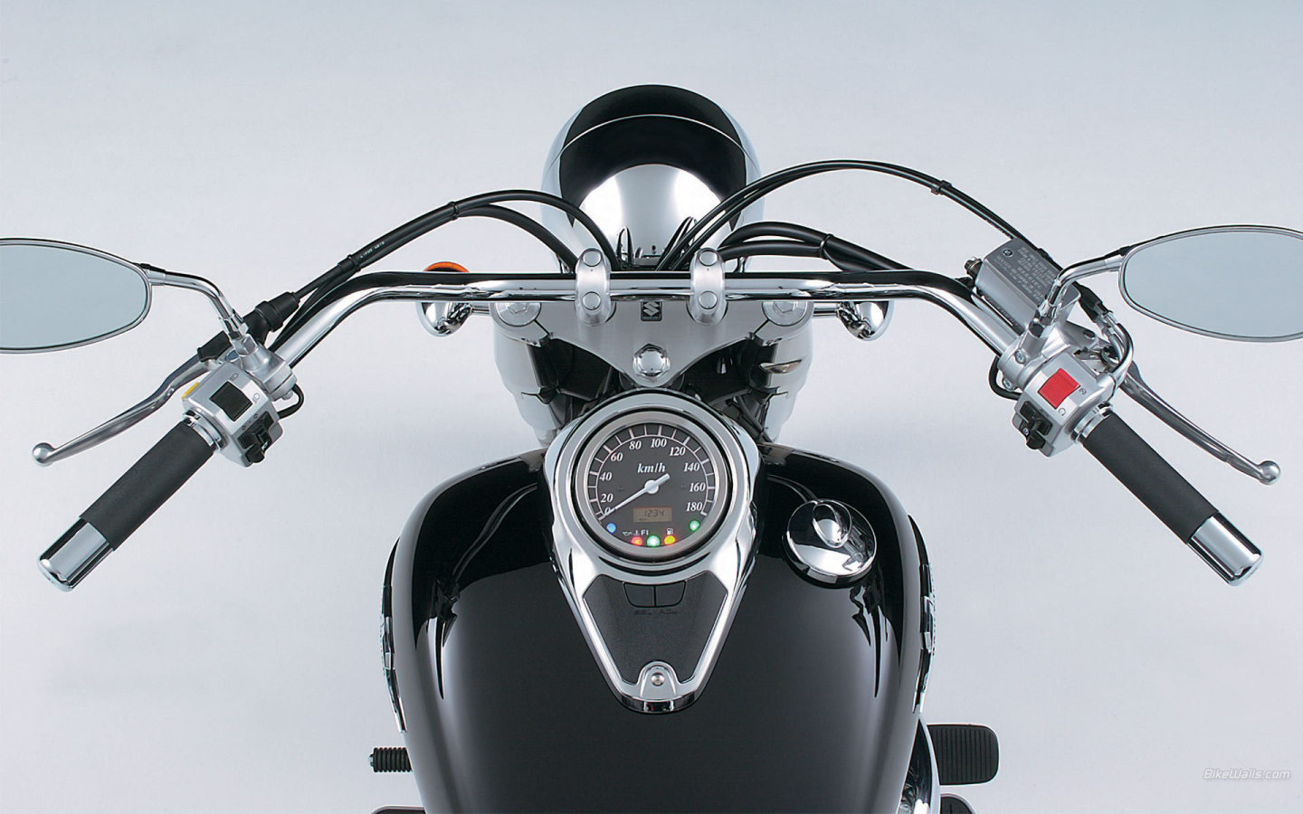 Красивый мотоцикл в москве Suzuki  Intruder C800C