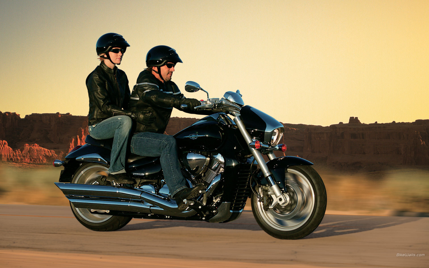 Красивый мотоцикл в москве Suzuki  Intruder M1800 R