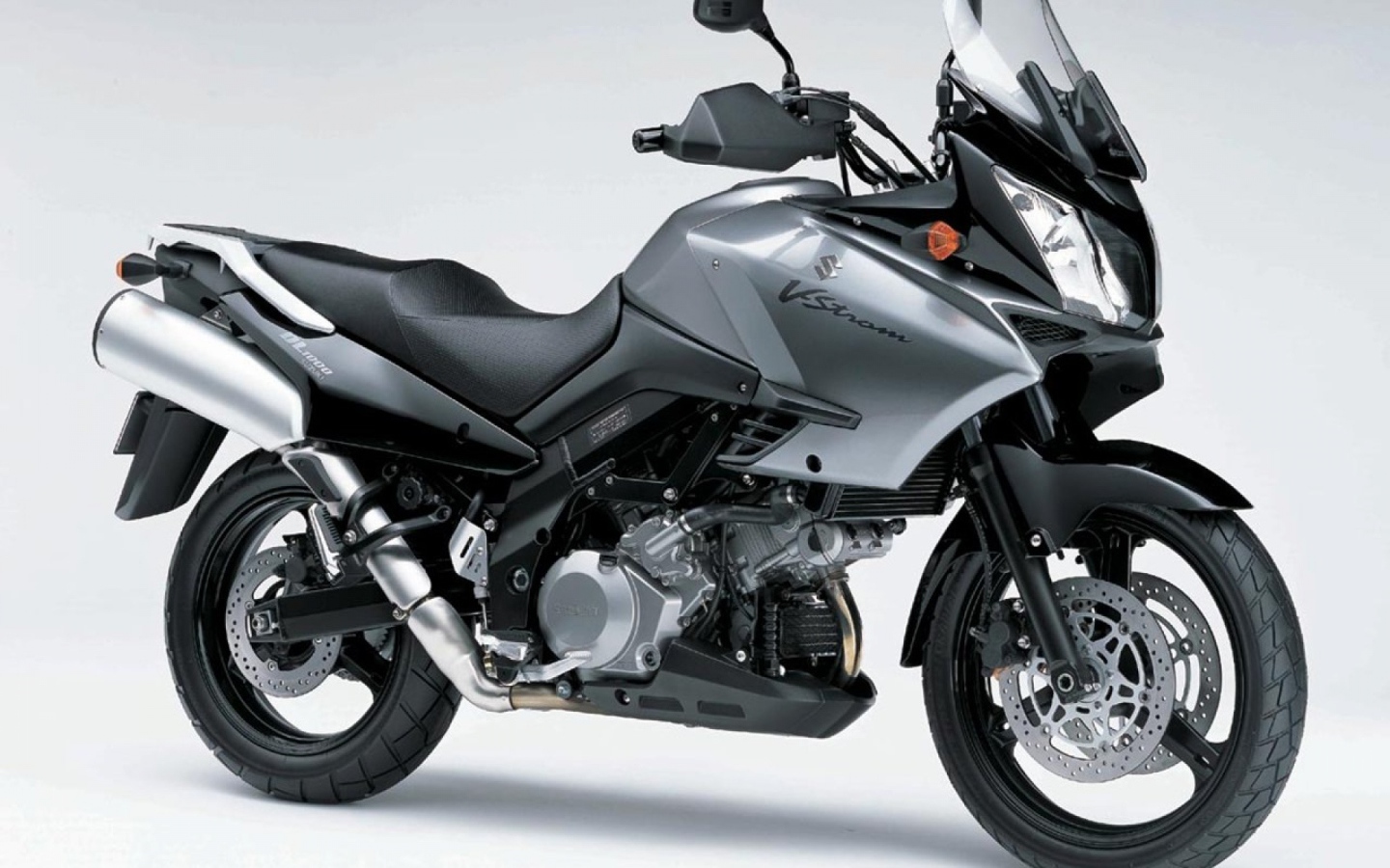 Красивый мотоцикл Suzuki V-Storm 1000  DL