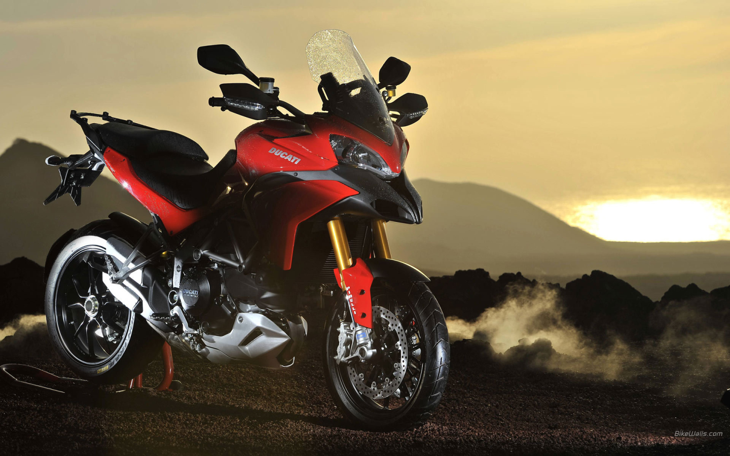 Быстрый мотоцикл Ducati Multistrada 1200