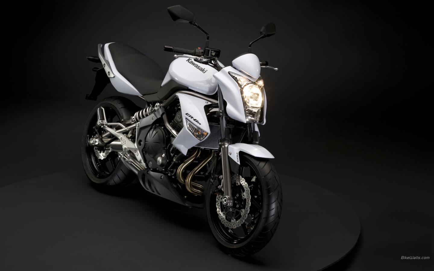 Быстрый мотоцикл Kawasaki ER-6f