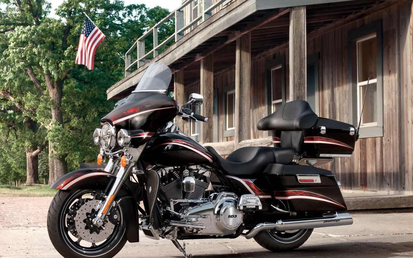 Быстрый мотоцикл Harley-Davidson CVO Electra Glide Ultra Classic