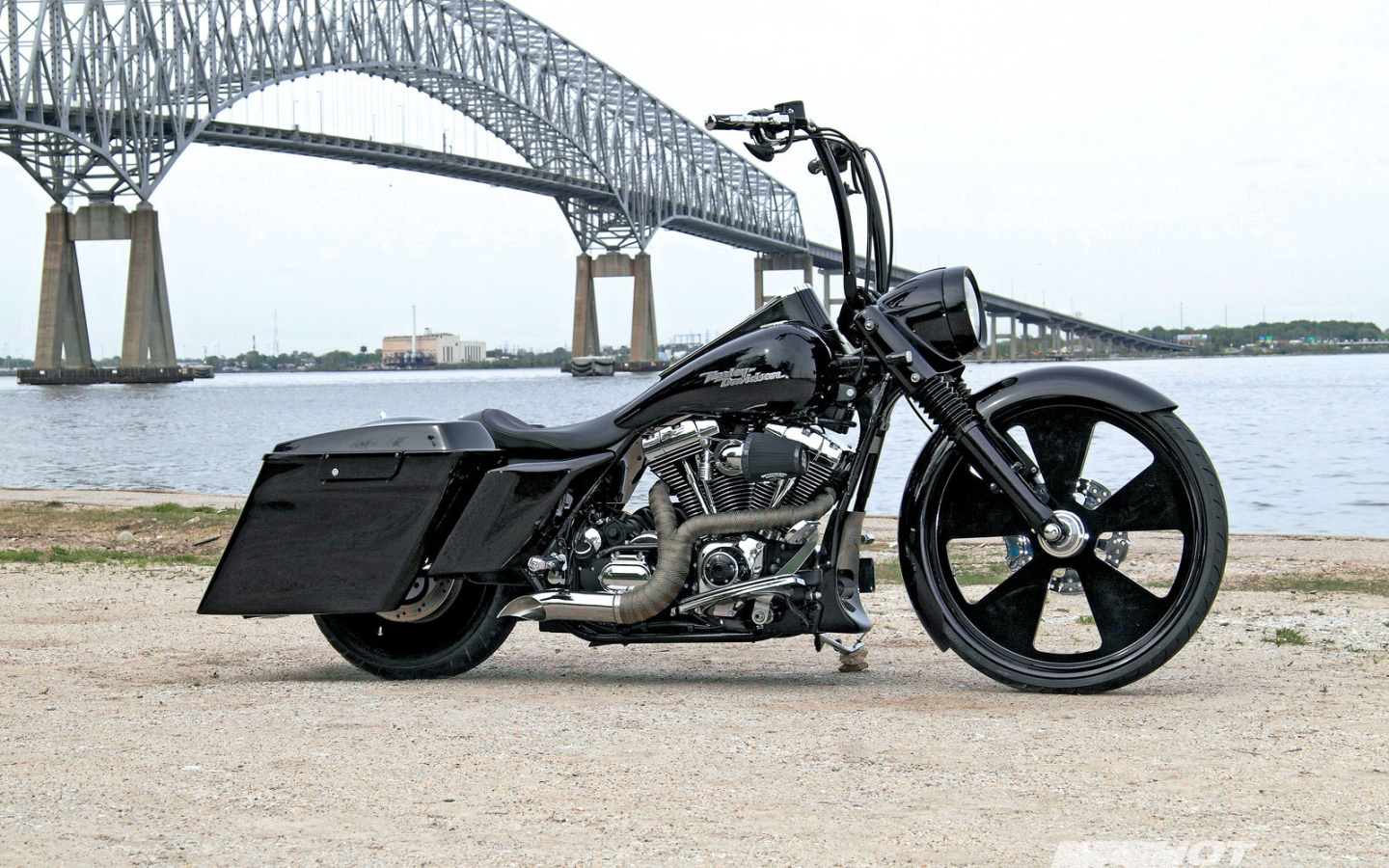 Быстрый мотоцикл Harley-Davidson Road King Anniversary Edition