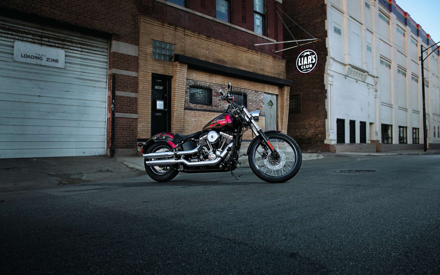 Быстрый мотоцикл Harley-Davidson Softail Blackline