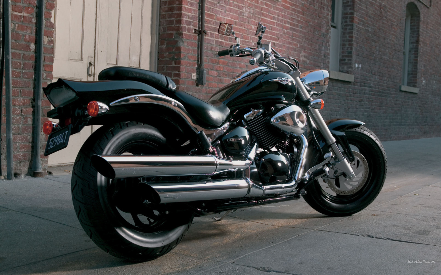 Быстрый мотоцикл Suzuki Intruder M800