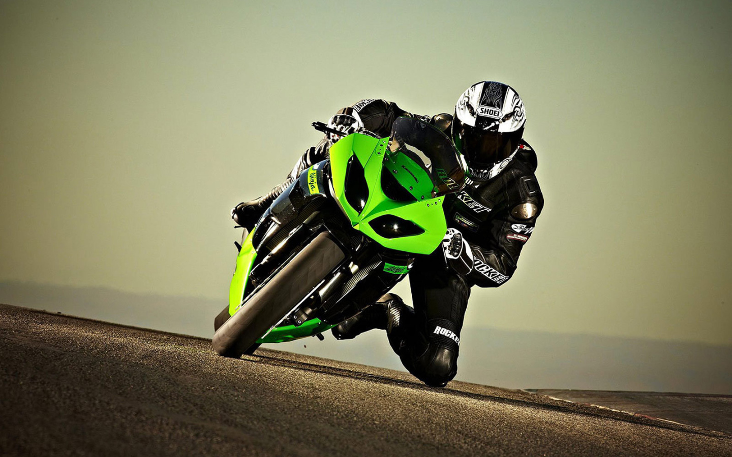 Быстрый мотоцикл Kawasaki Ninja ZX-6R