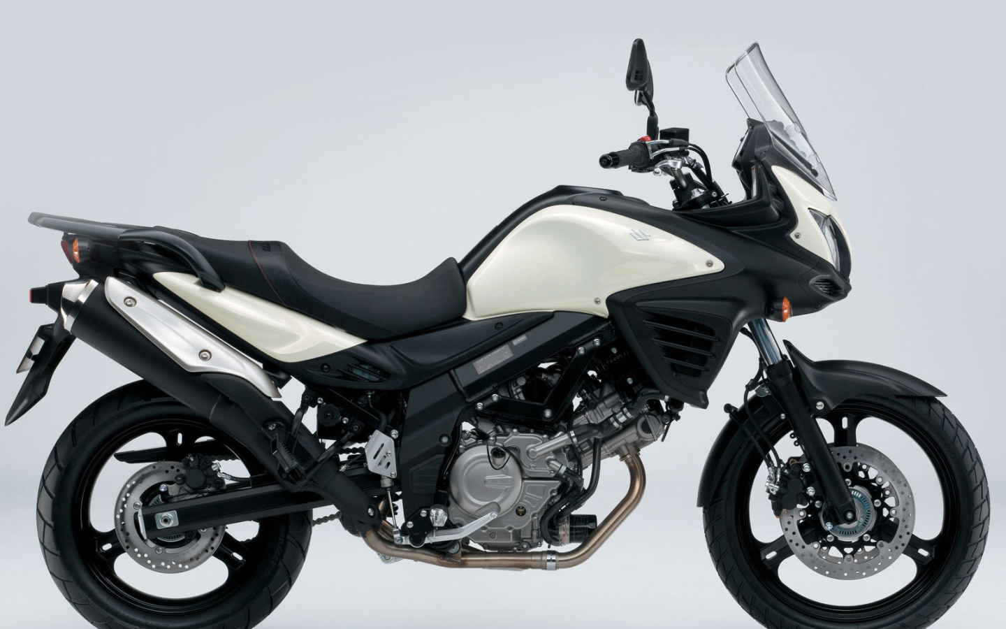 Быстрый мотоцикл Suzuki V-Storm 650 ABS