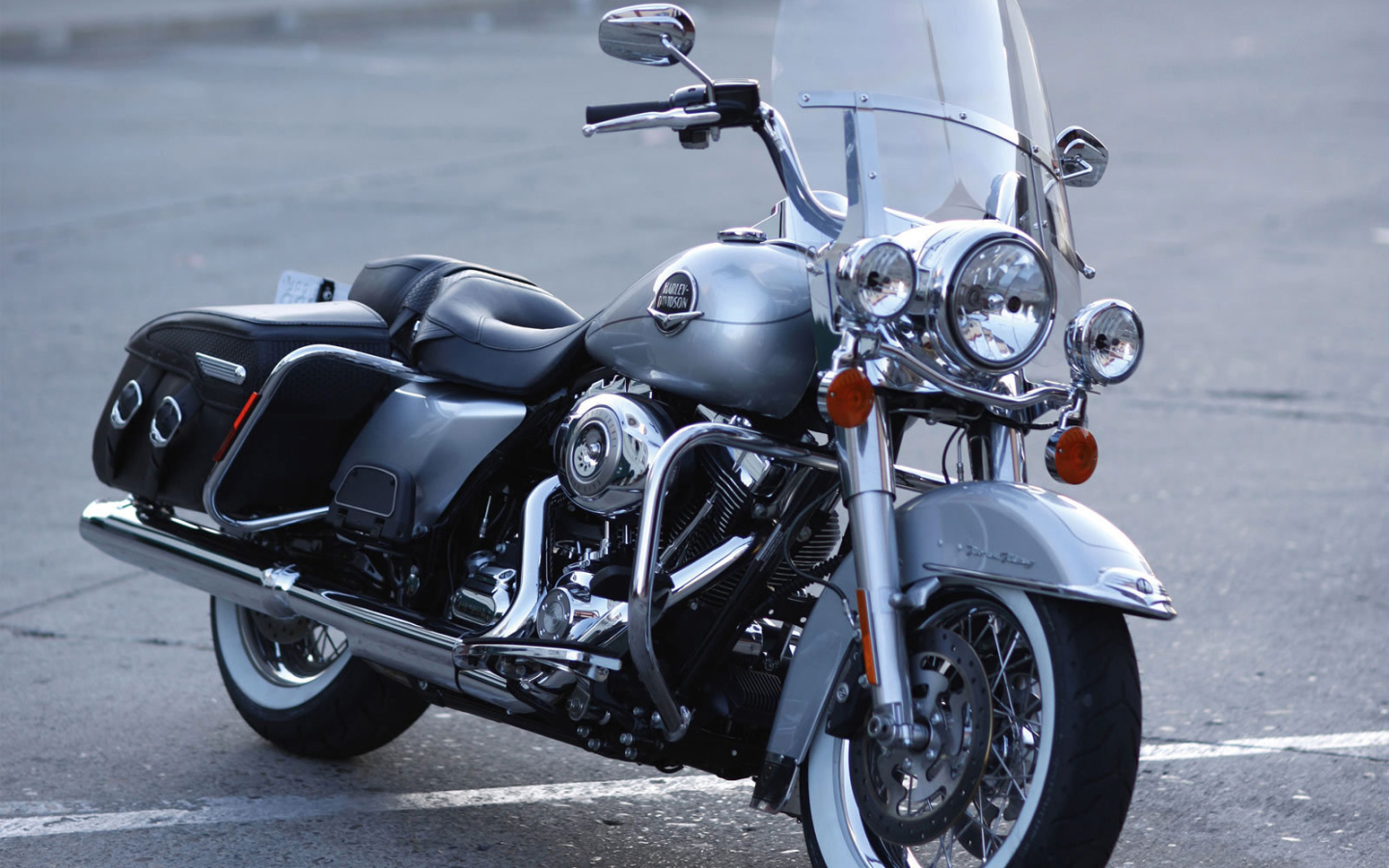 Невероятно быстрый мотоцикл Harley-Davidson Road King Anniversary Edition