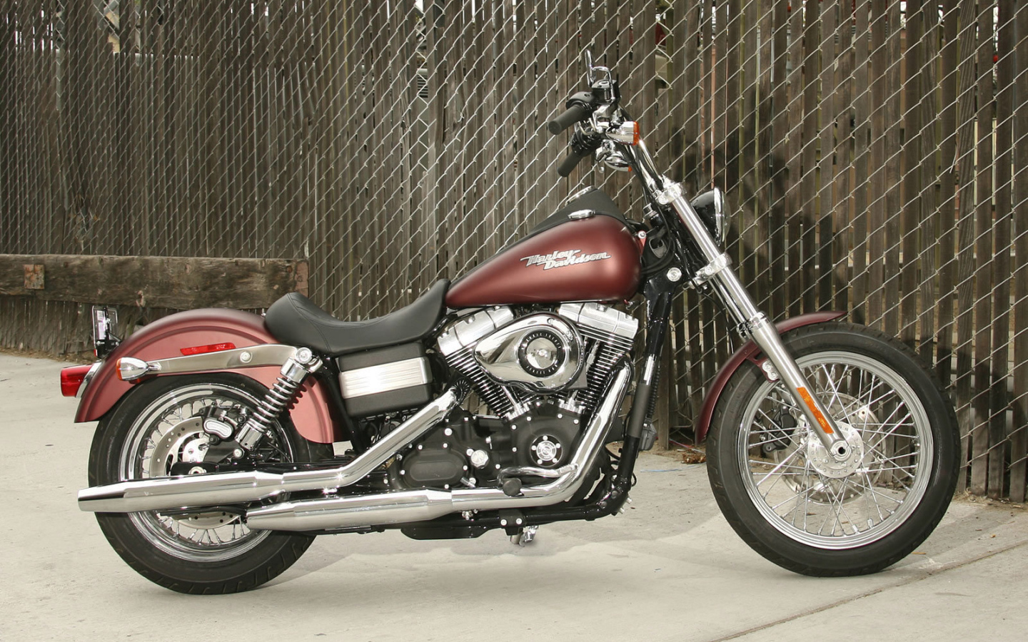 Мотоцикл модели Harley-Davidson Dyna Street Bob