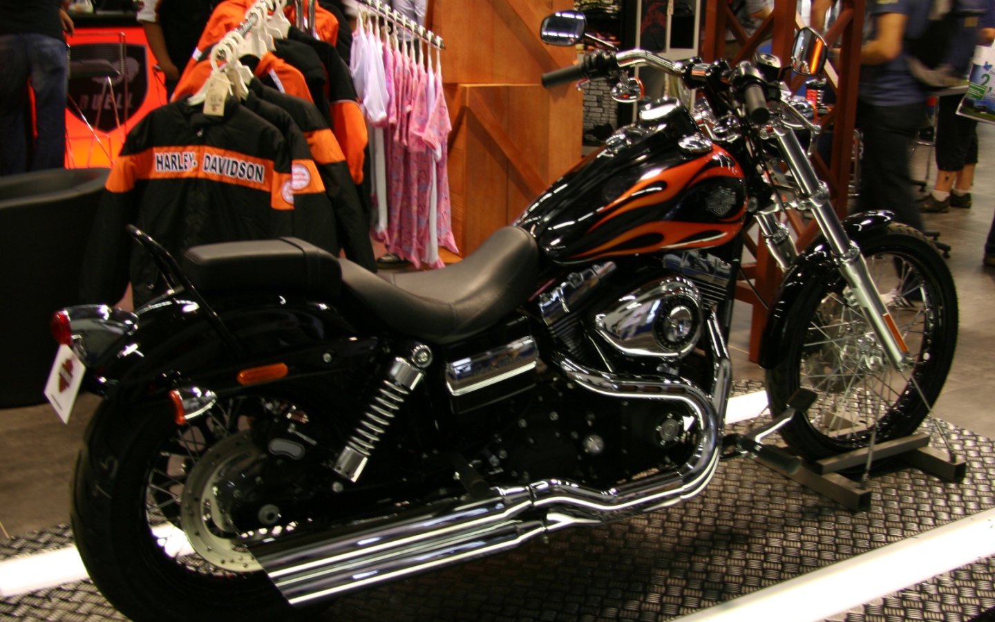 Мотоцикл модели Harley-Davidson Dyna Wide Glide