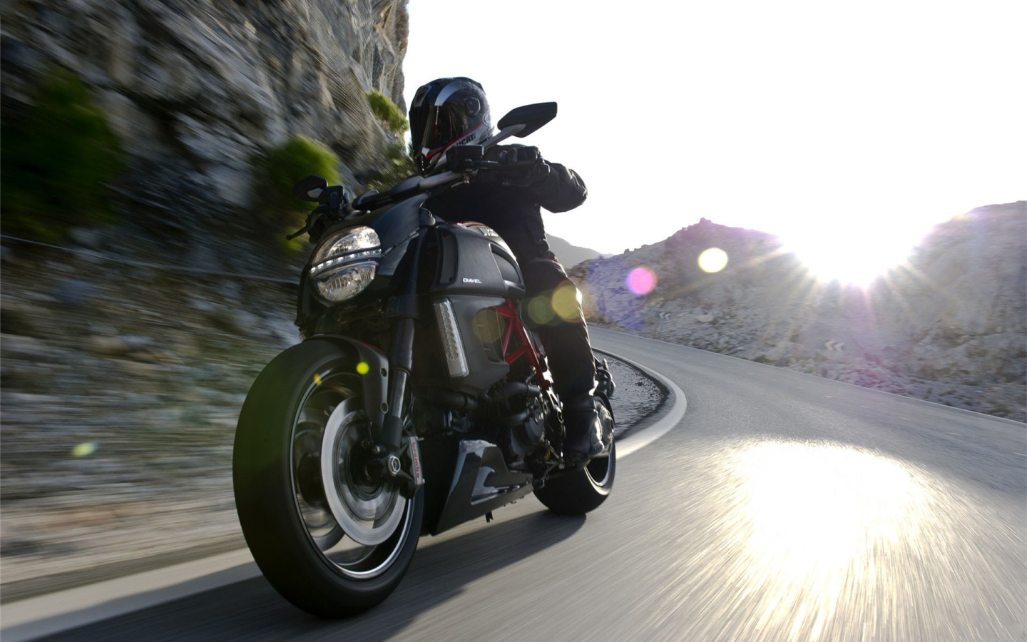 Новый мотоцикл на дороге Ducati Diavel